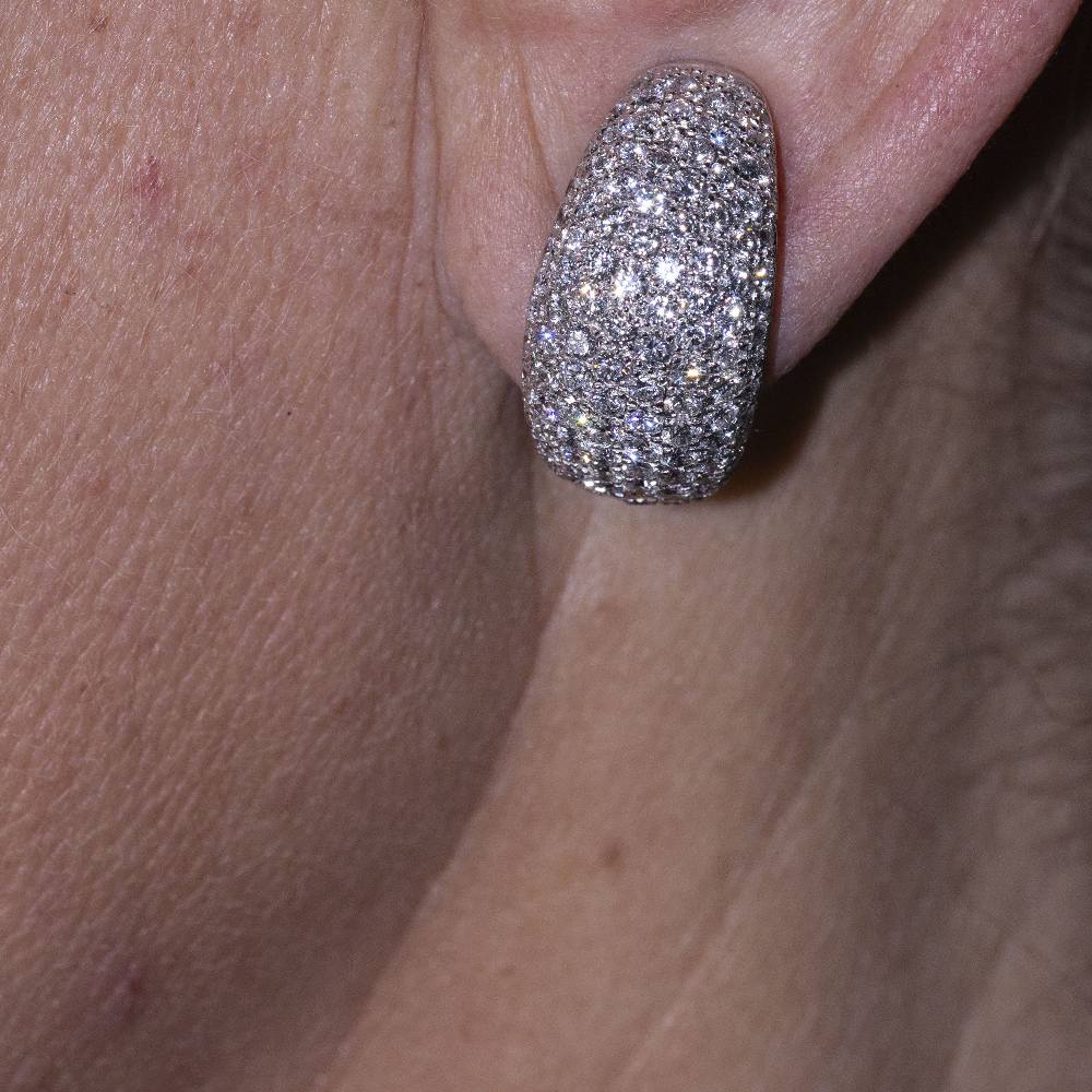 Boucles d'oreilles TAUBE en or blanc avec pavé de diamants - Image 3