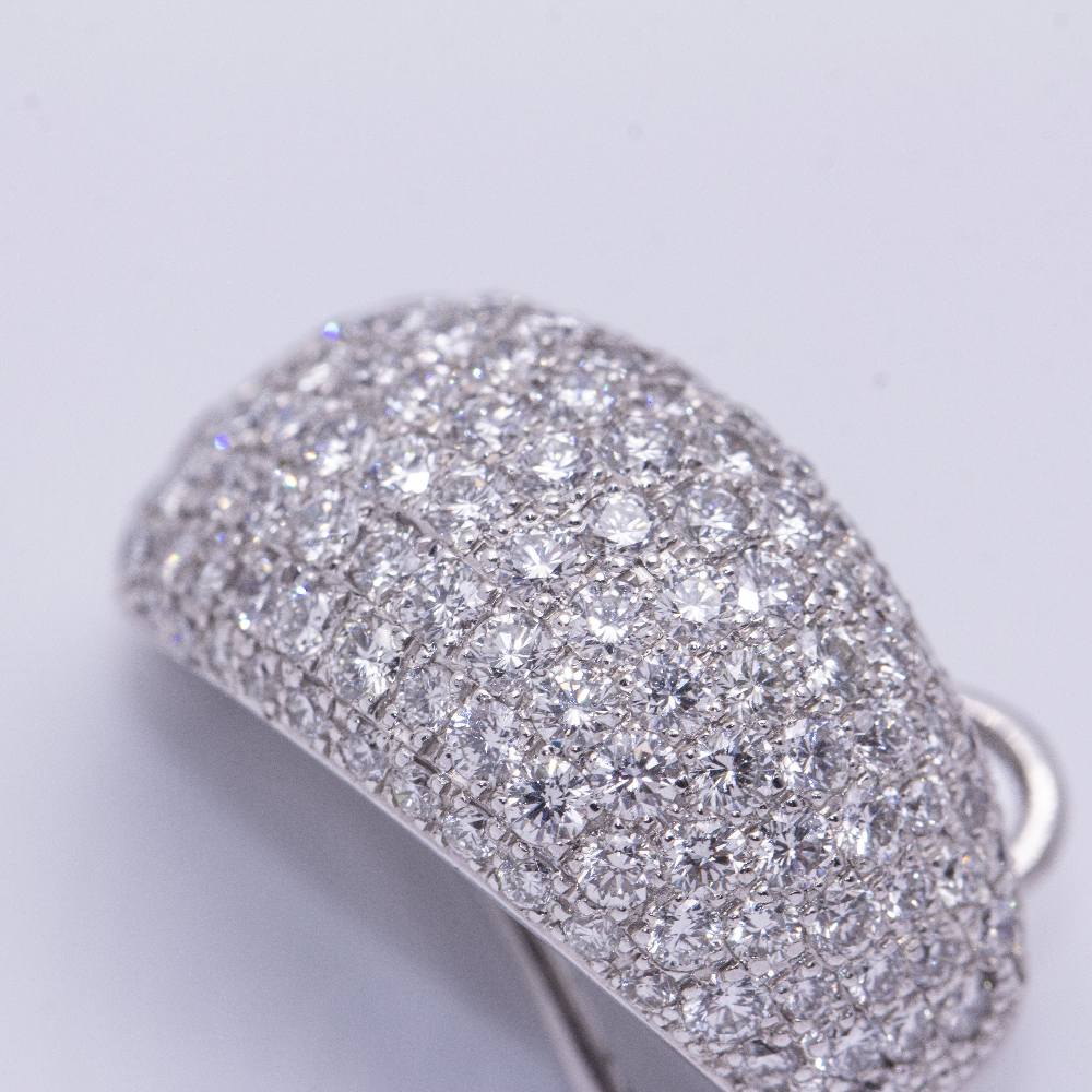 Boucles d'oreilles TAUBE en or blanc avec pavé de diamants - Image 5