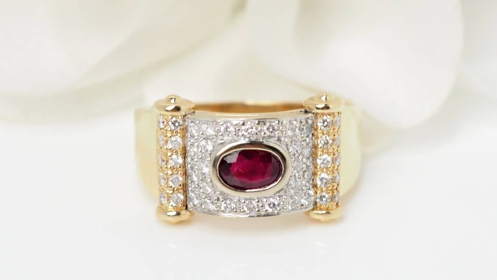 Bague ruban en or bicolore, diamants et rubis