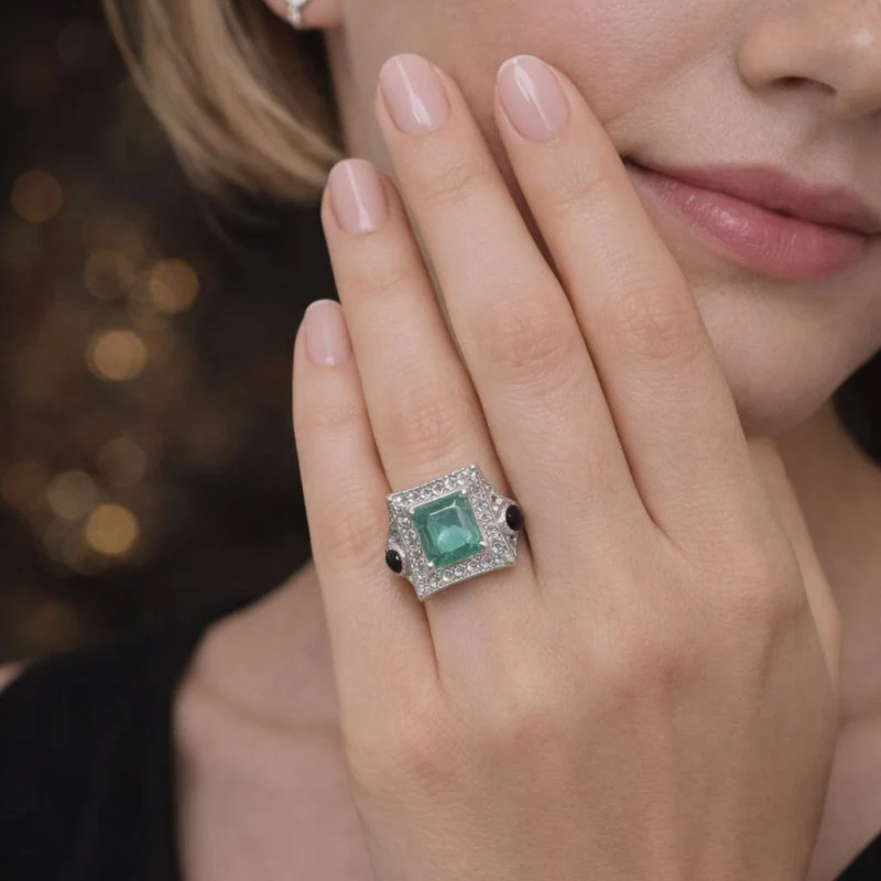 Bague Entourage en or blanc, émeraude et diamants - Image 2