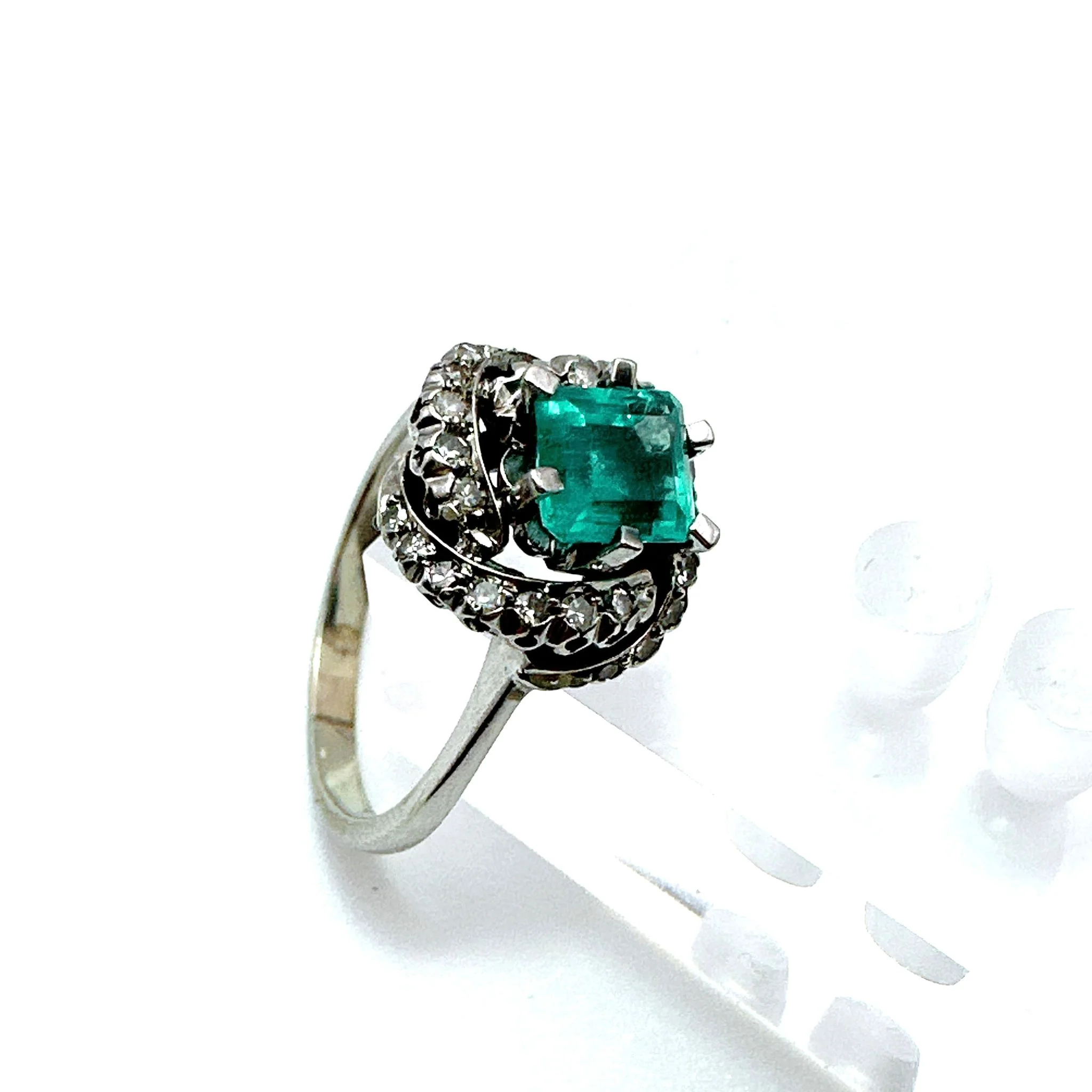 ANILLO DE ESMERALDA CON ORLA DE DIAMANTES ESTILO CLÁSICO VINTAGE - Image 2