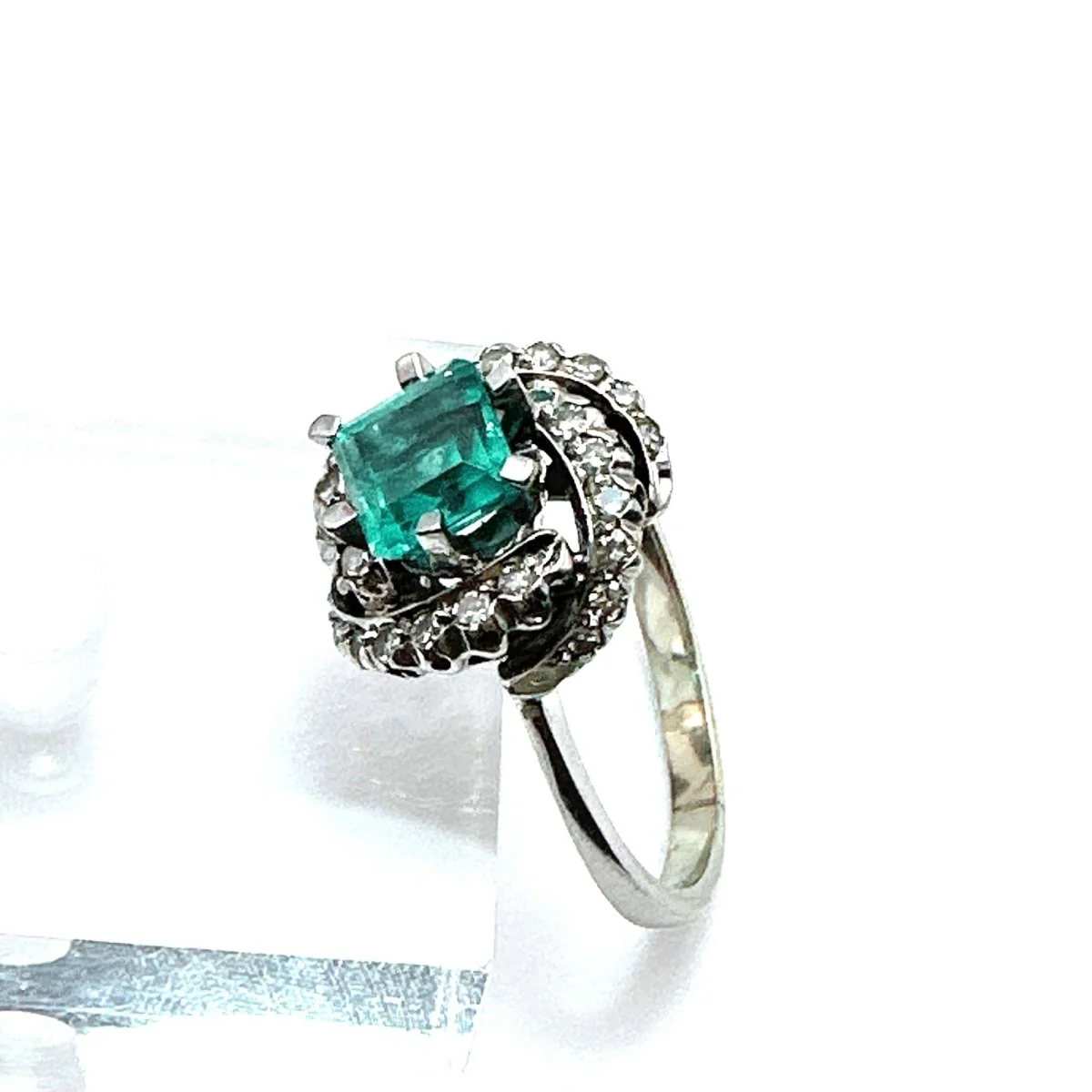 ANILLO DE ESMERALDA CON ORLA DE DIAMANTES ESTILO CLÁSICO VINTAGE - Image 3