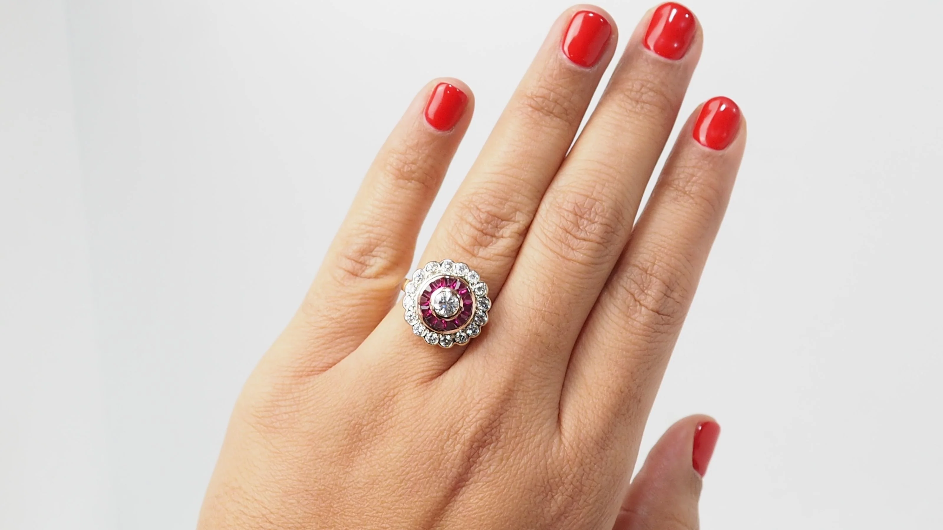 Bague entourage en or jaune, rubis et diamants - Image 2