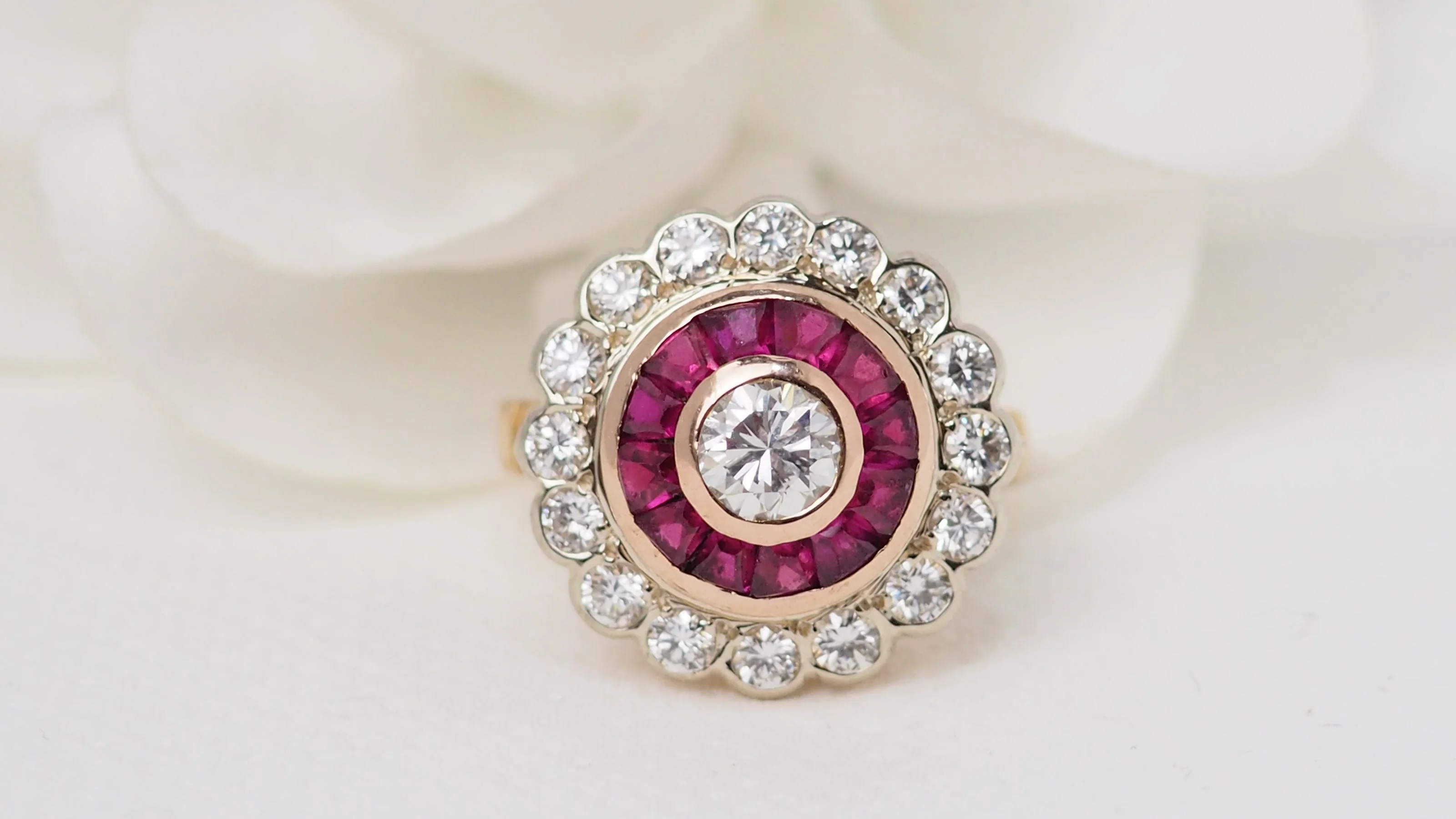 Bague entourage en or jaune, rubis et diamants - Image 3