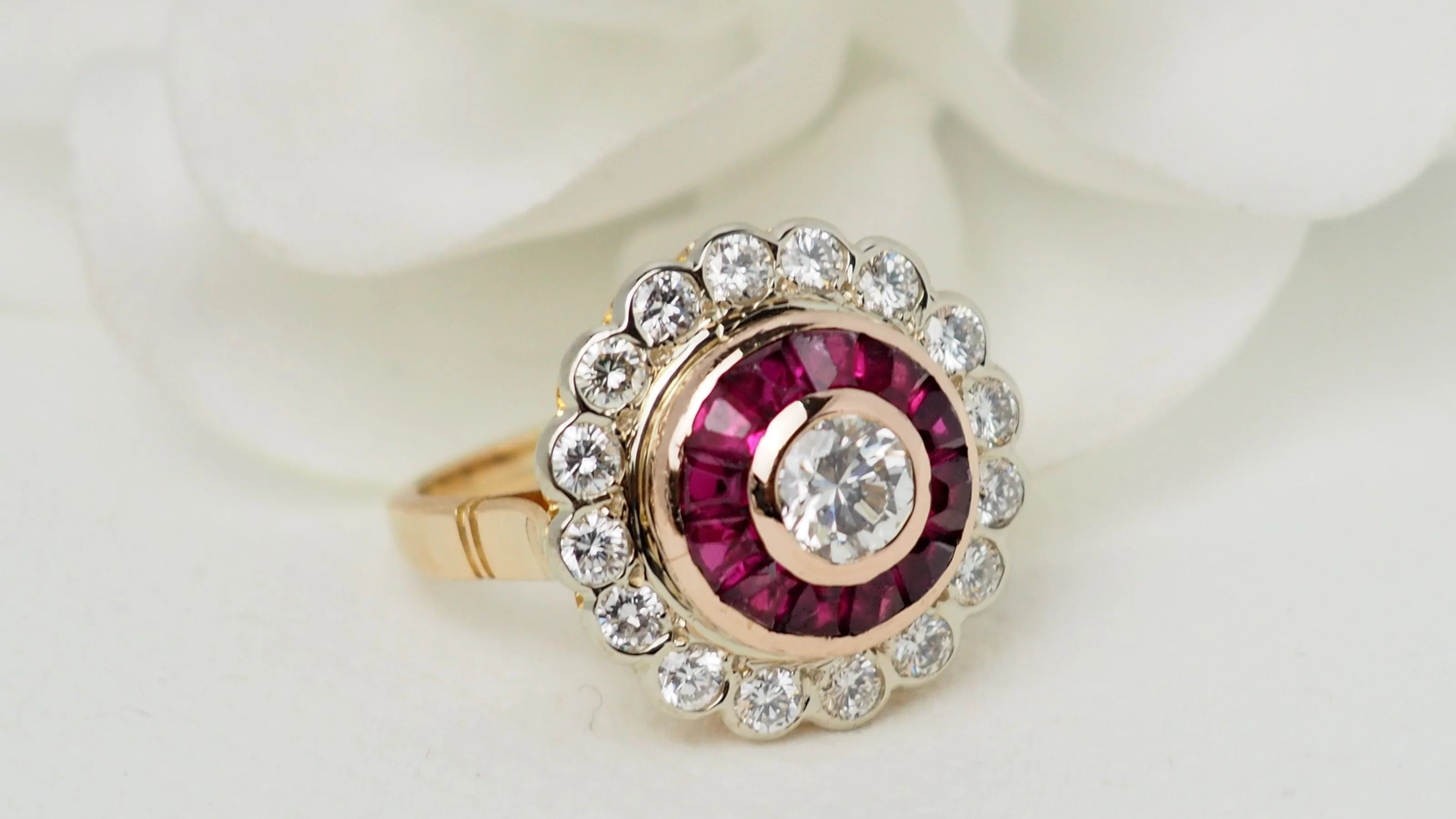 Bague entourage en or jaune, rubis et diamants - Image 4