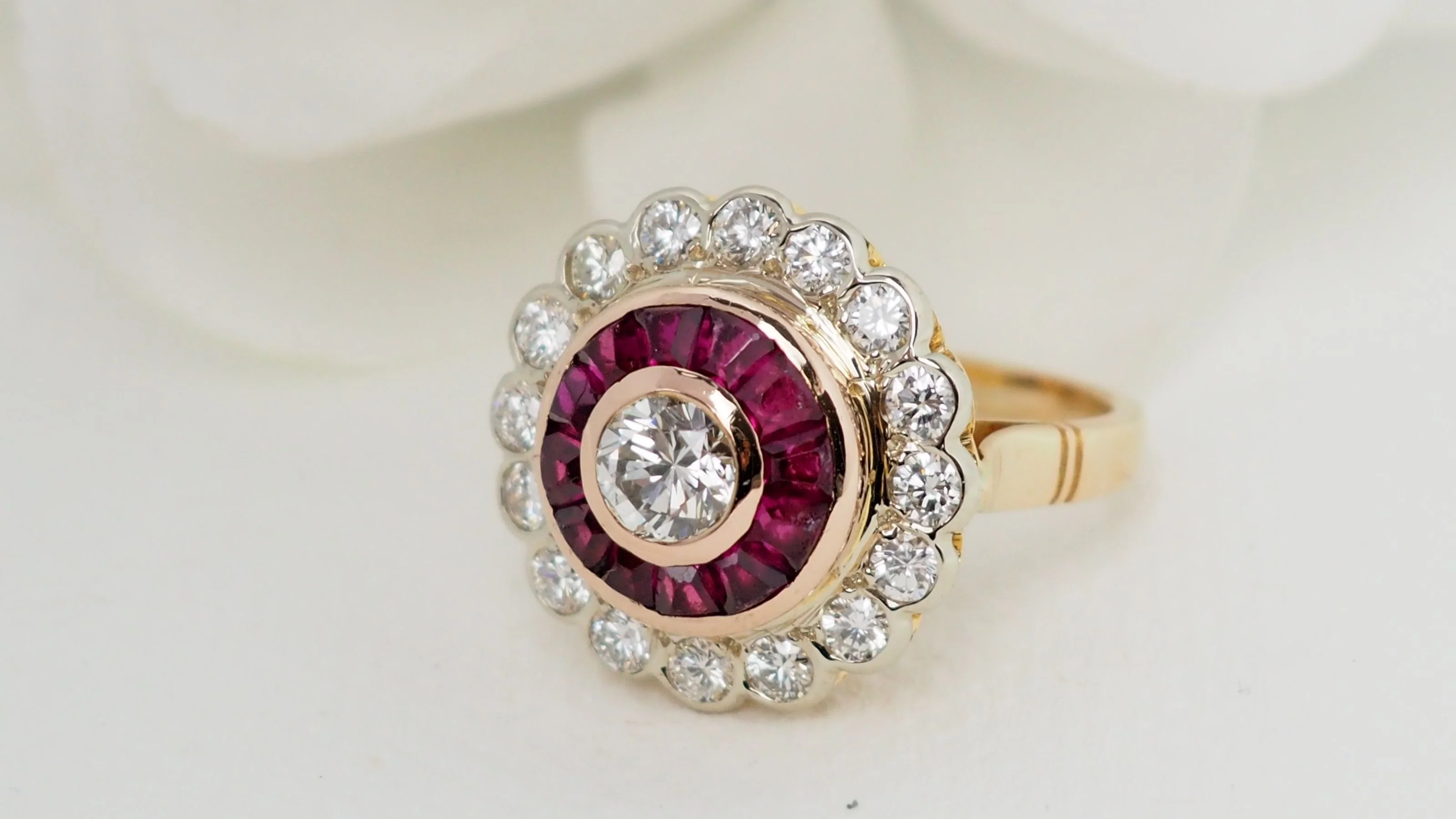 Bague entourage en or jaune, rubis et diamants - Image 5