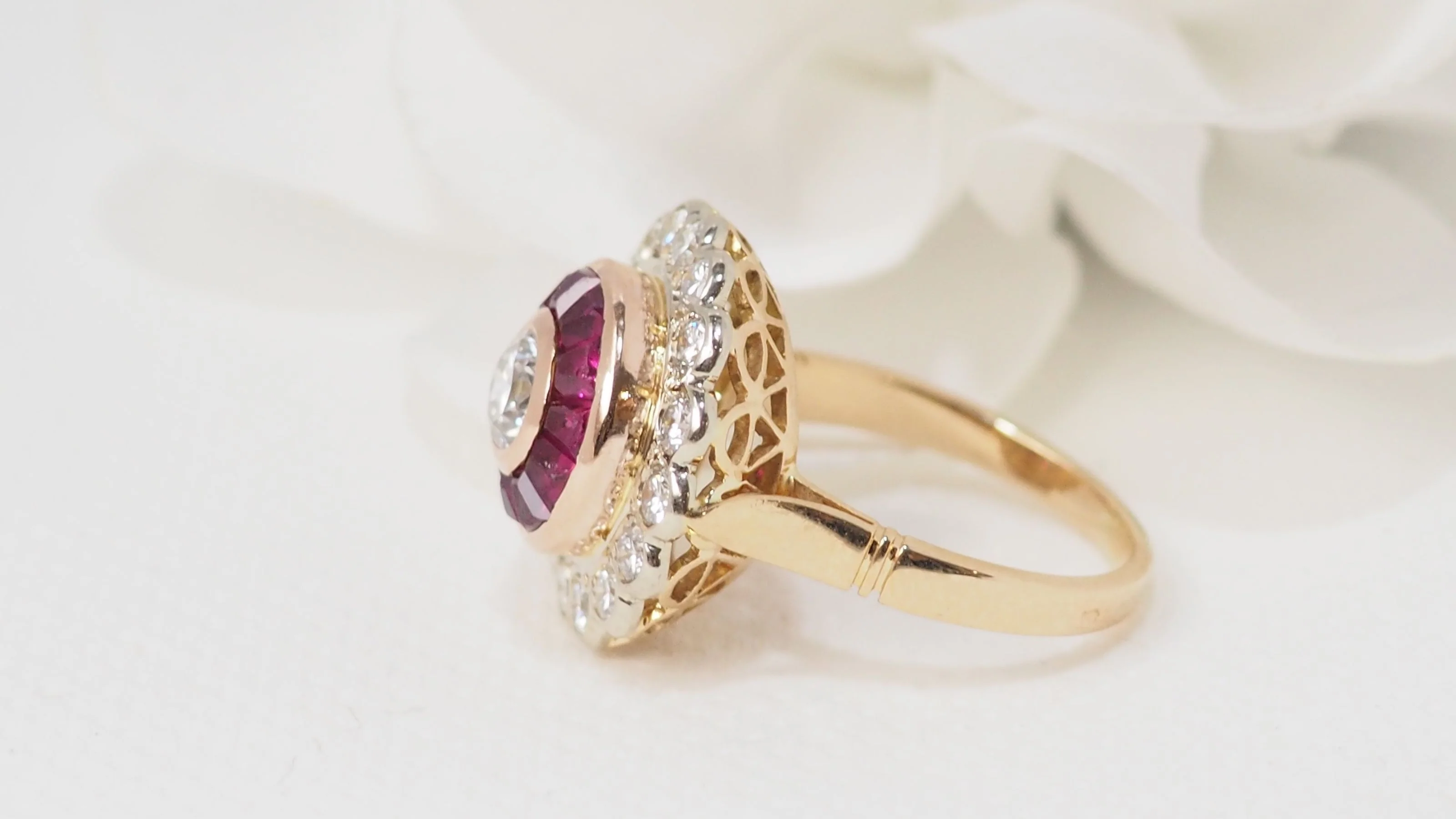 Bague entourage en or jaune, rubis et diamants - Image 7