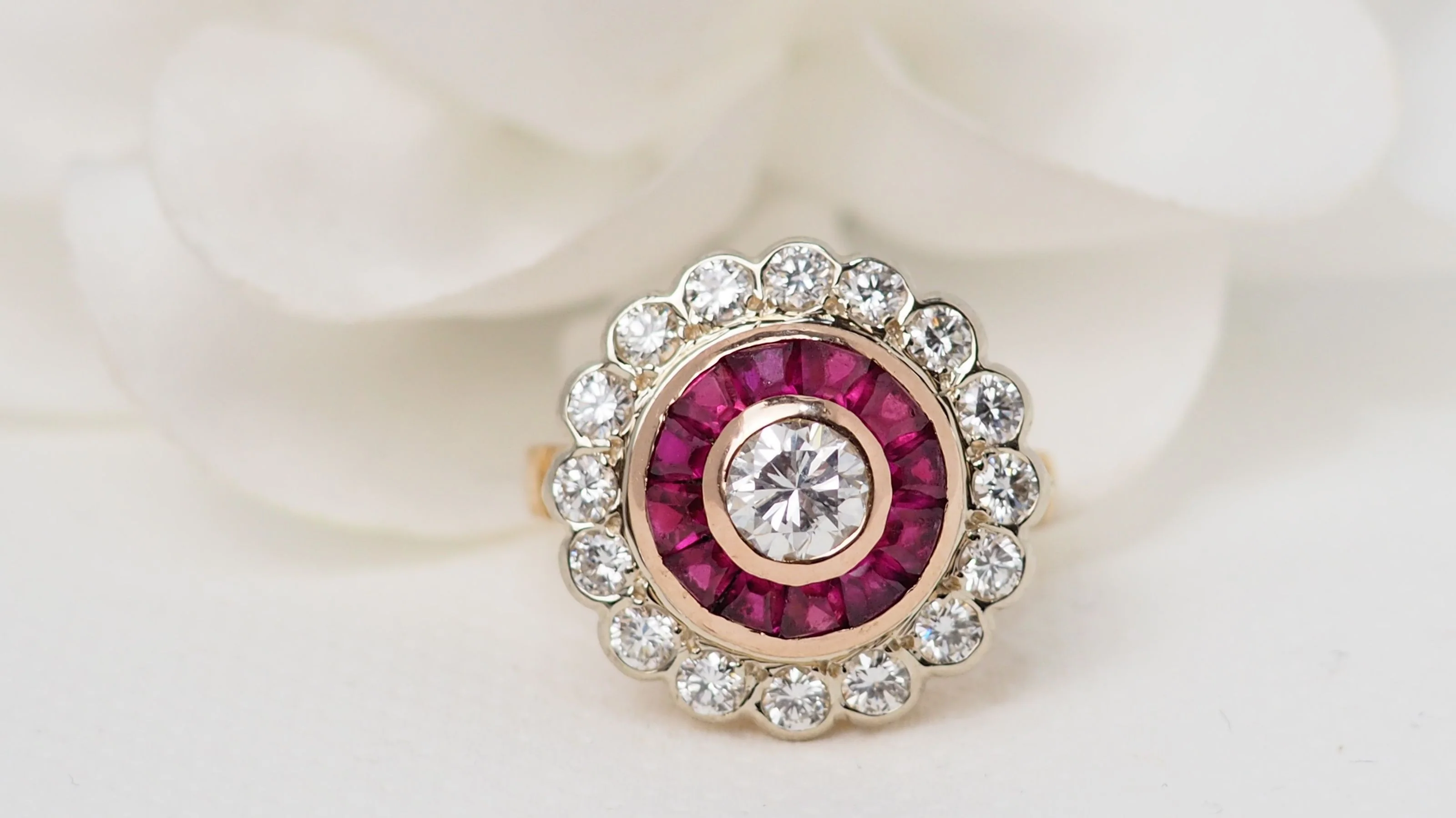 Bague entourage en or jaune, rubis et diamants - Image 9