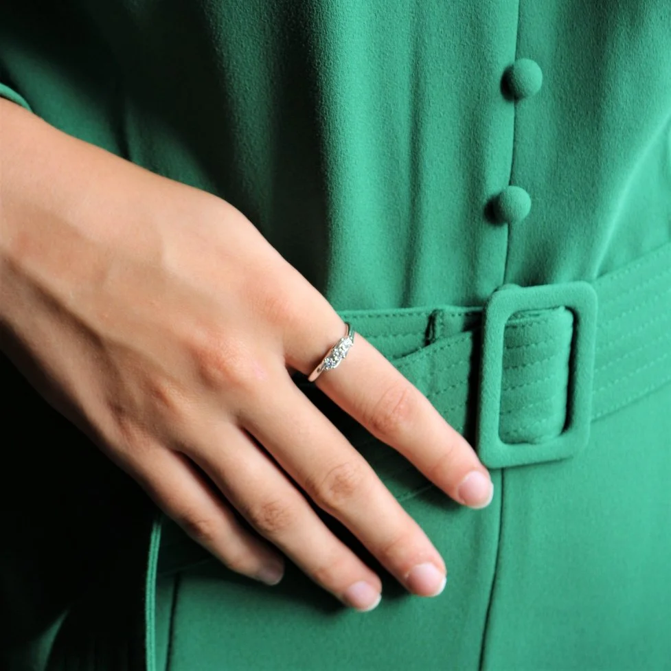 Bague Jarretière en or blanc et diamants - Image 2