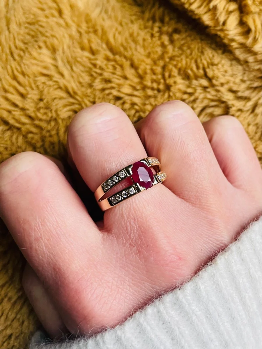 Bague Bandeau rubis diamants en or jaune - Image 2