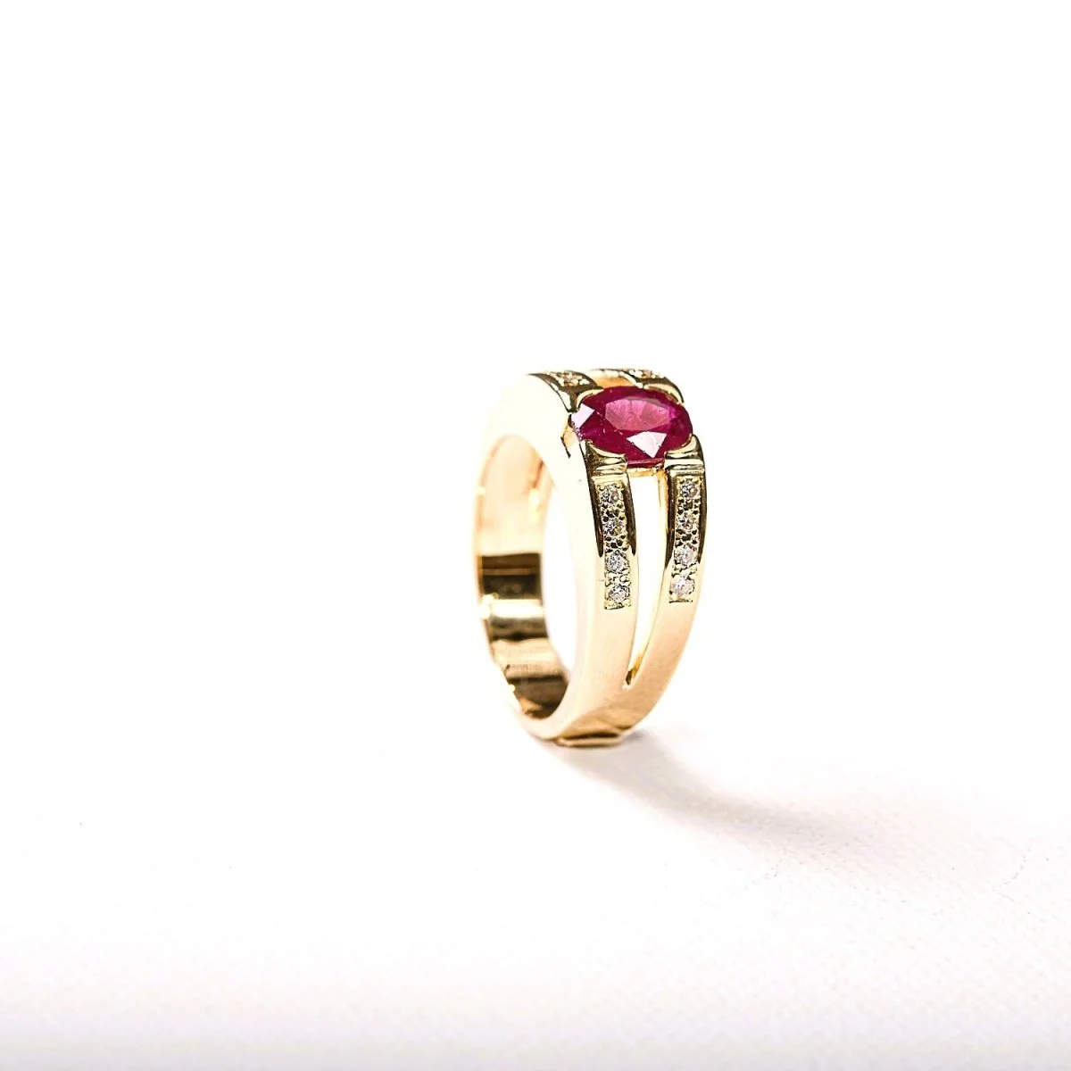 Bague Bandeau rubis diamants en or jaune - Image 3