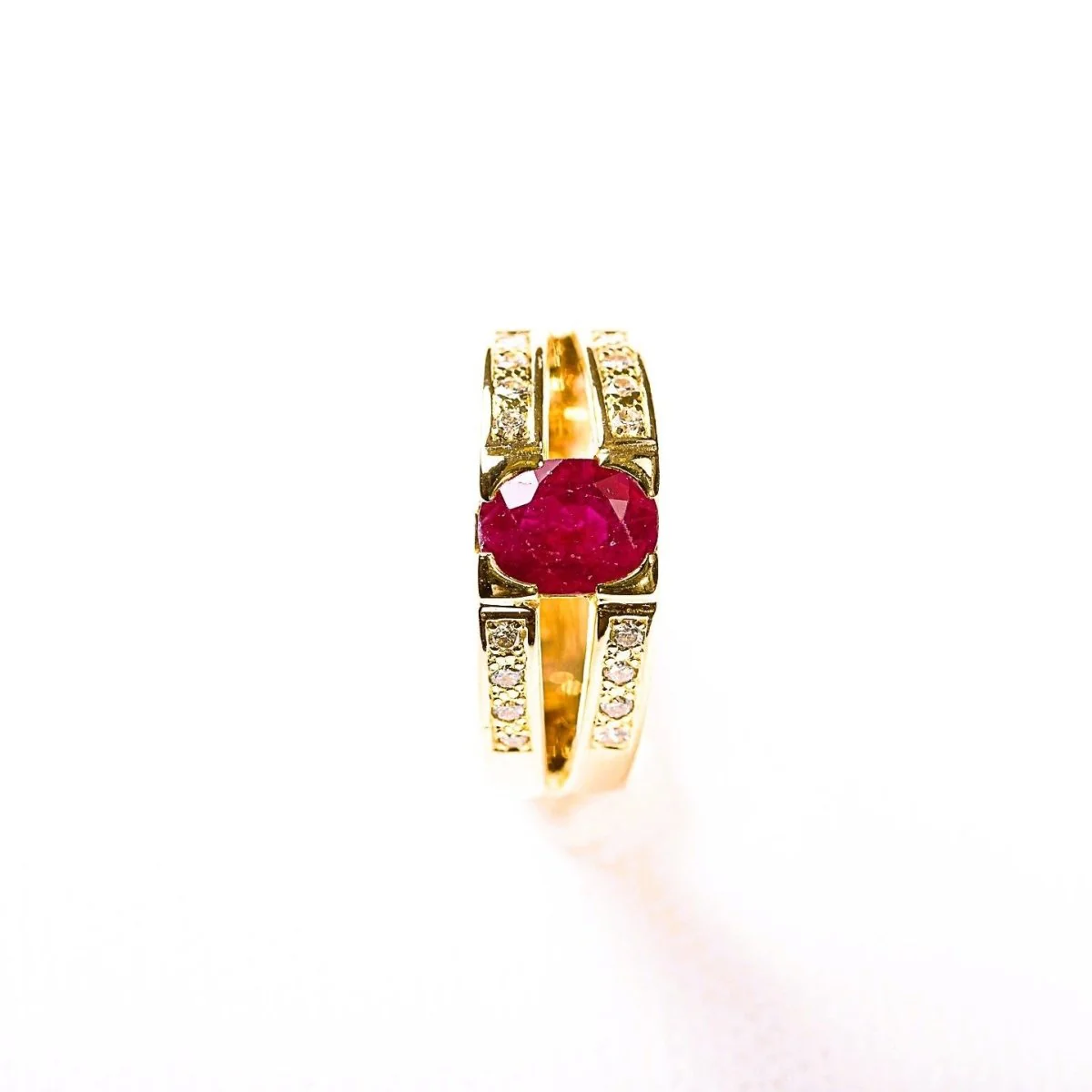 Bague Bandeau rubis diamants en or jaune - Image 4