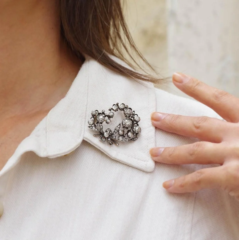 Broche Épingle en or jaune, argent et diamants - Image 2