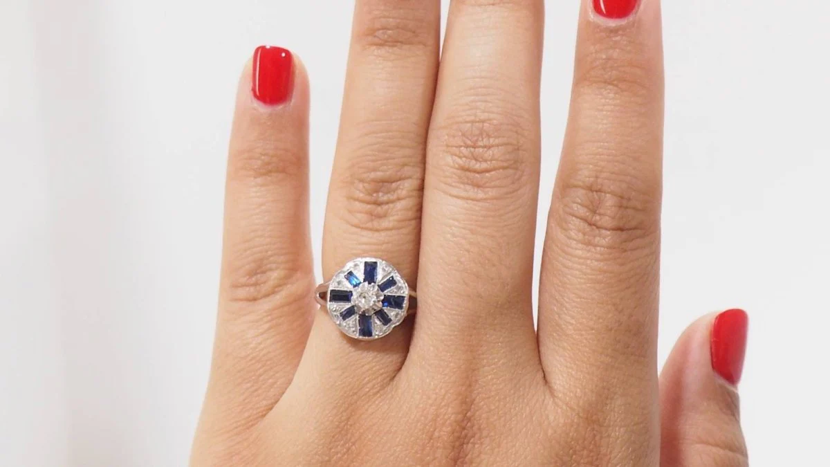 Bague en or gris, saphirs baguettes et diamants - Image 3