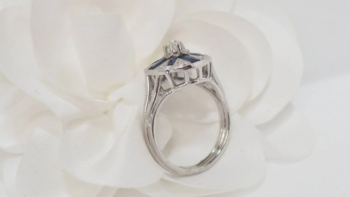 Bague en or gris, saphirs baguettes et diamants - Image 4