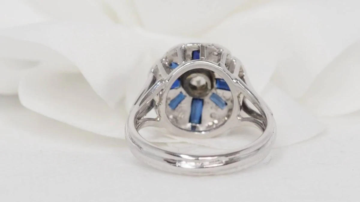 Bague en or gris, saphirs baguettes et diamants - Image 5