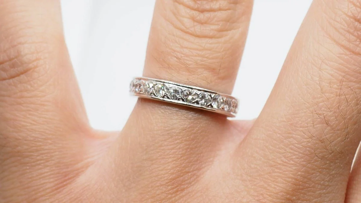 Bague Alliance en or blanc et diamants - Image 2
