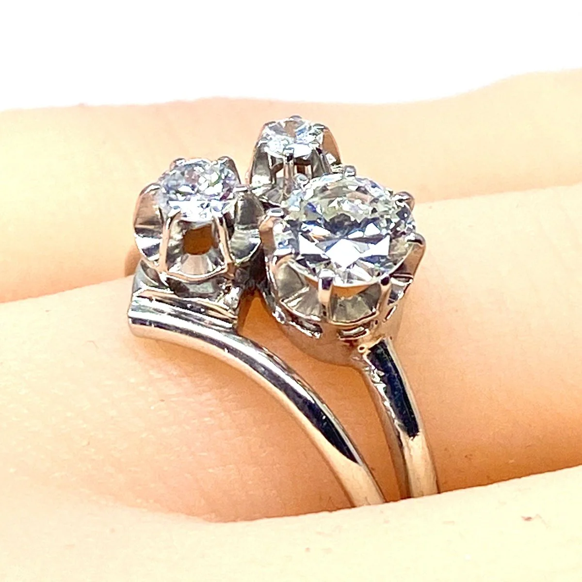 Bague Trilogie en or blanc et diamants - Image 2