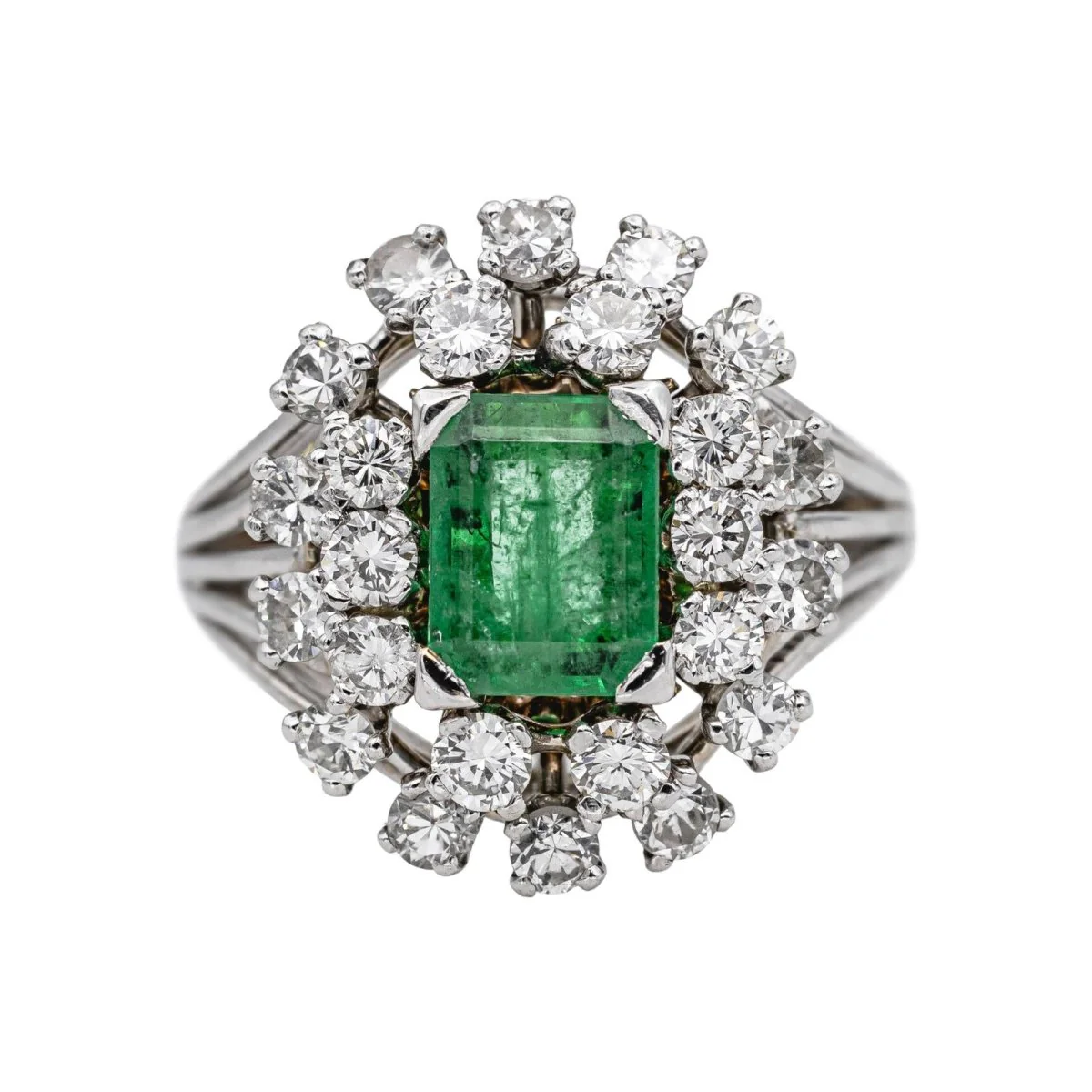 Bague Pompadour en or blanc, platine, émeraude et diamants