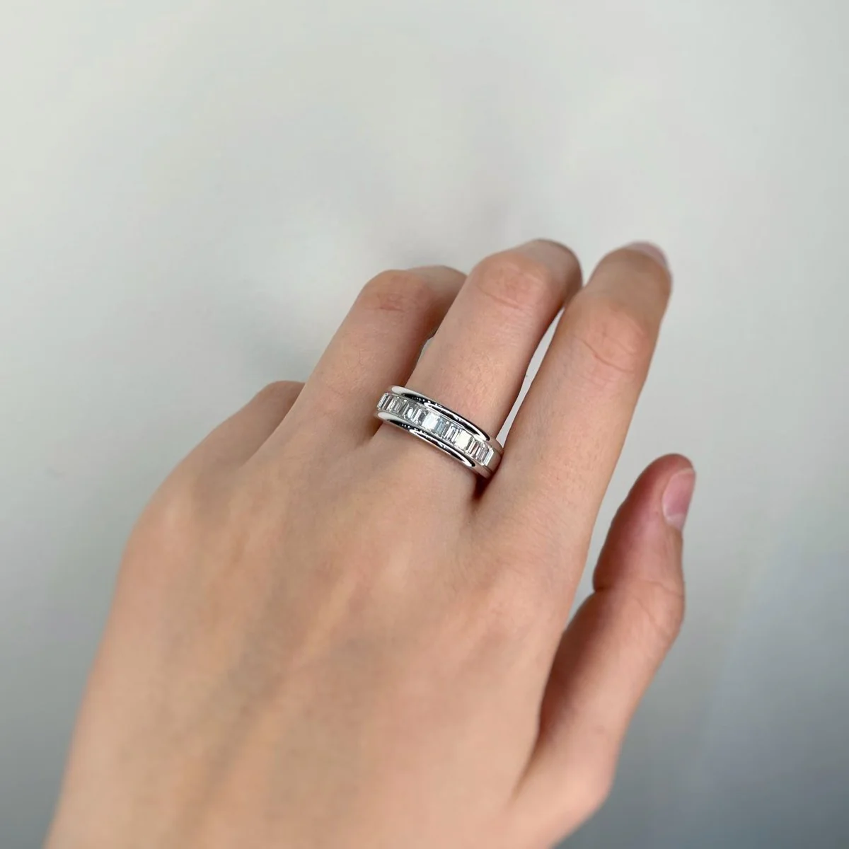 Bague Bandeau en or blanc et diamants - Image 4