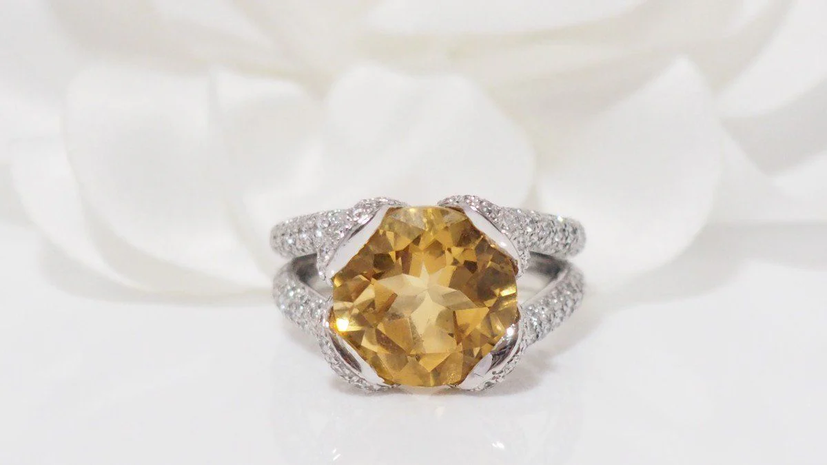Bague pavage en or blanc et citrine