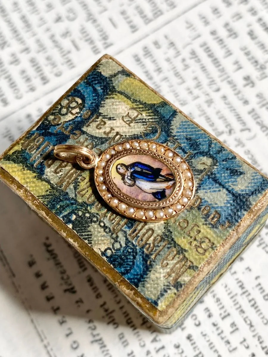 Pendentif Vierge Marie ancien en or jaune 18K émaillé - Image 6