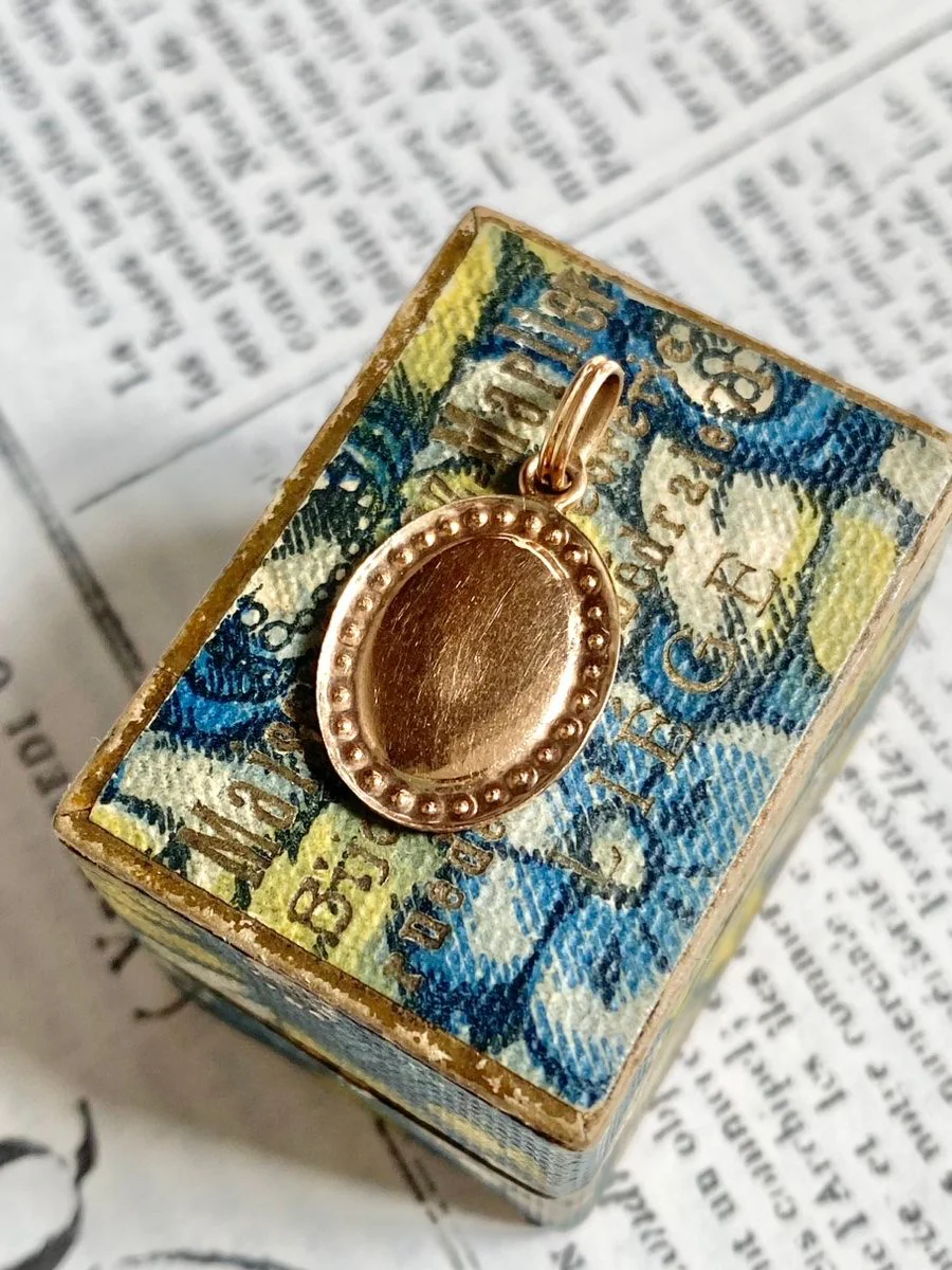 Pendentif Vierge Marie ancien en or jaune 18K émaillé - Image 7