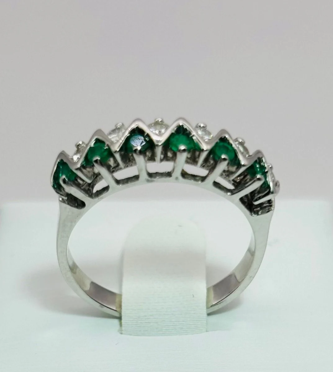 ANILLO EN ORO BLANCO CON ESMERALDAS Y DIAMANTES - Image 2