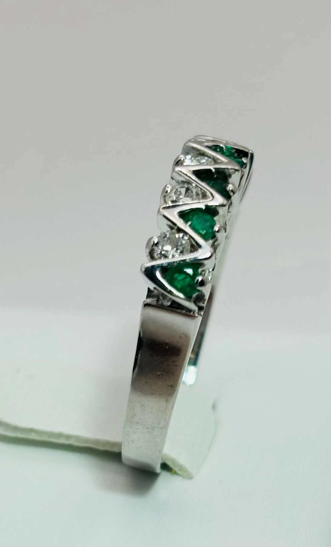 ANILLO EN ORO BLANCO CON ESMERALDAS Y DIAMANTES - Image 3