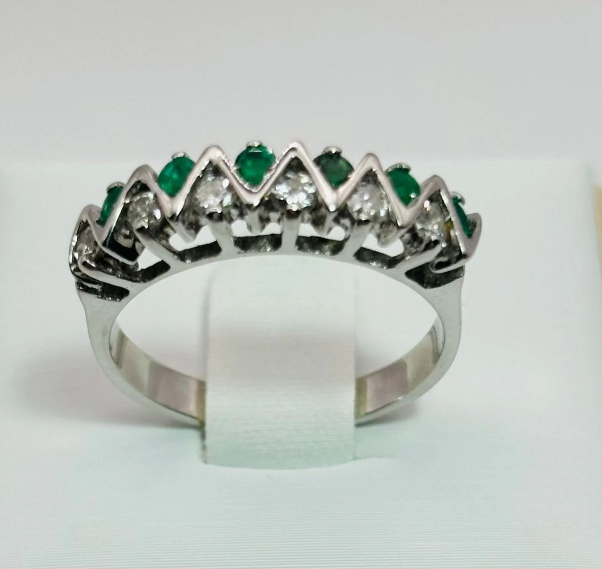 ANILLO EN ORO BLANCO CON ESMERALDAS Y DIAMANTES - Image 4