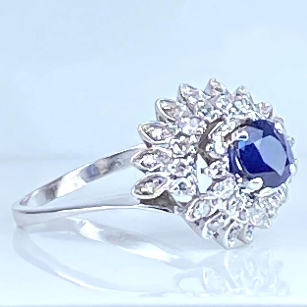 Bague Entourage en or blanc, saphir et diamants - Image 2