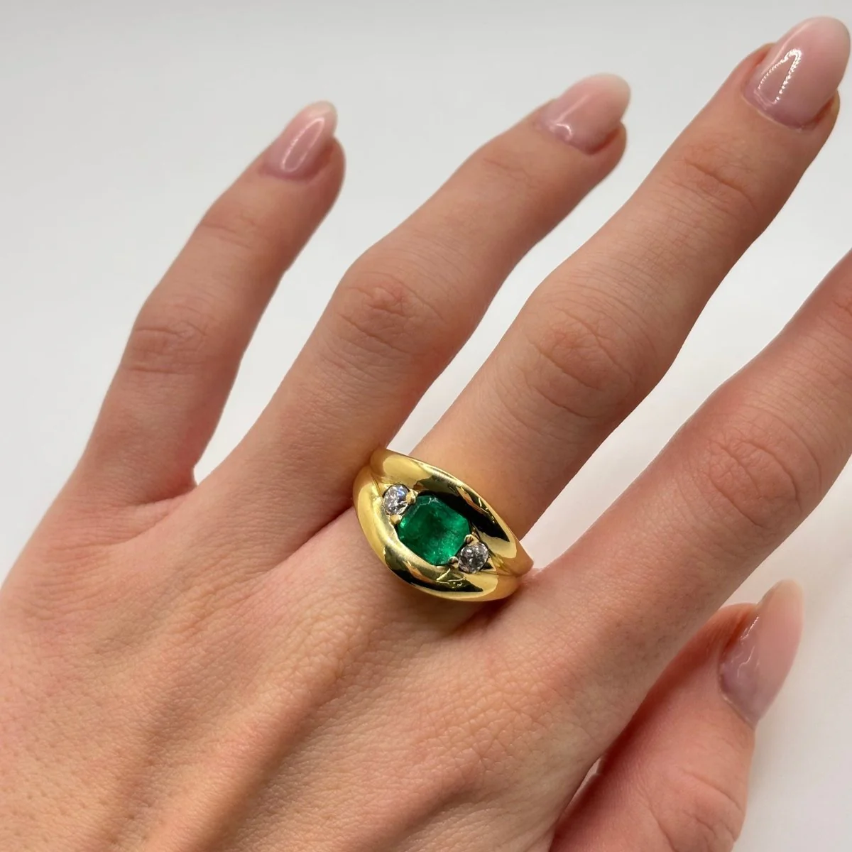 Bague en or jaune, émeraude, et diamants - Image 2