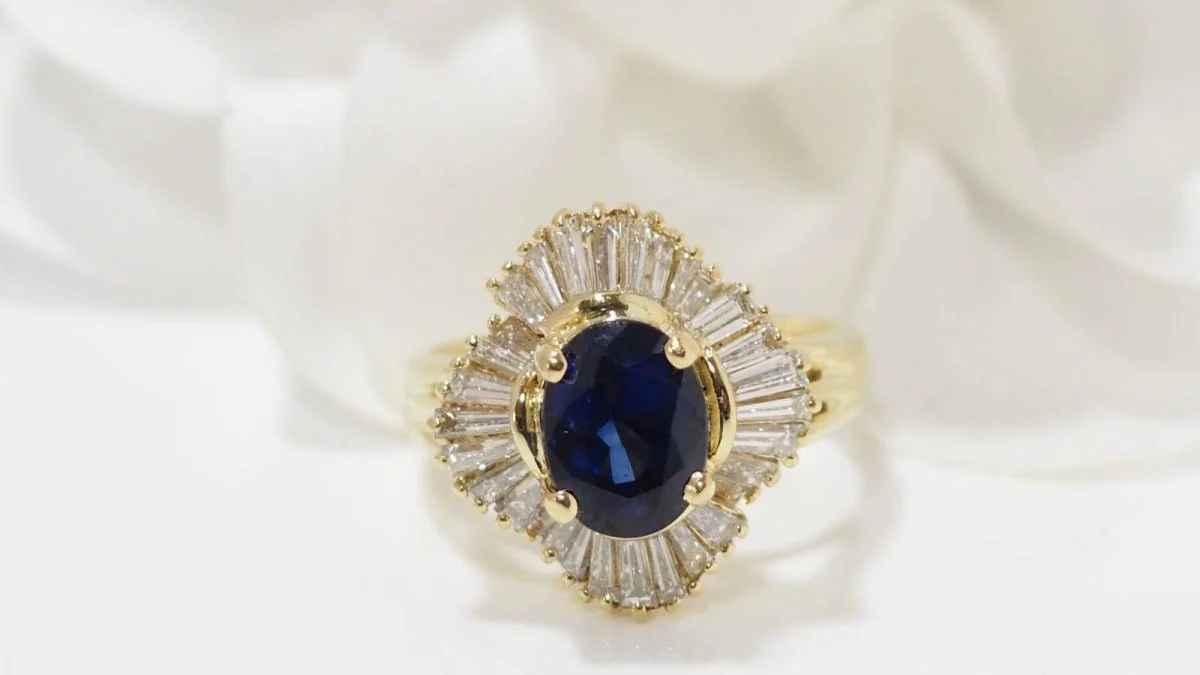 Bague Jupe en or jaune, Saphir ovale et diamants