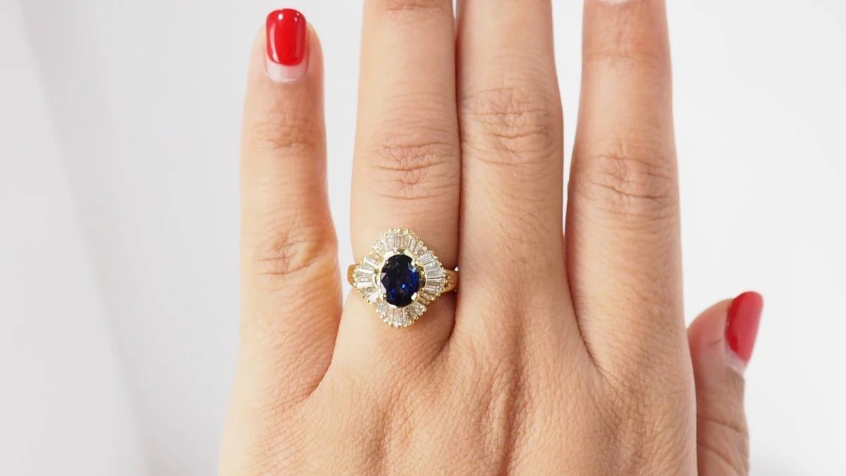 Bague Jupe en or jaune, Saphir ovale et diamants - Image 2