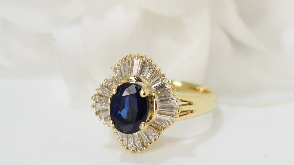 Bague Jupe en or jaune, Saphir ovale et diamants - Image 3