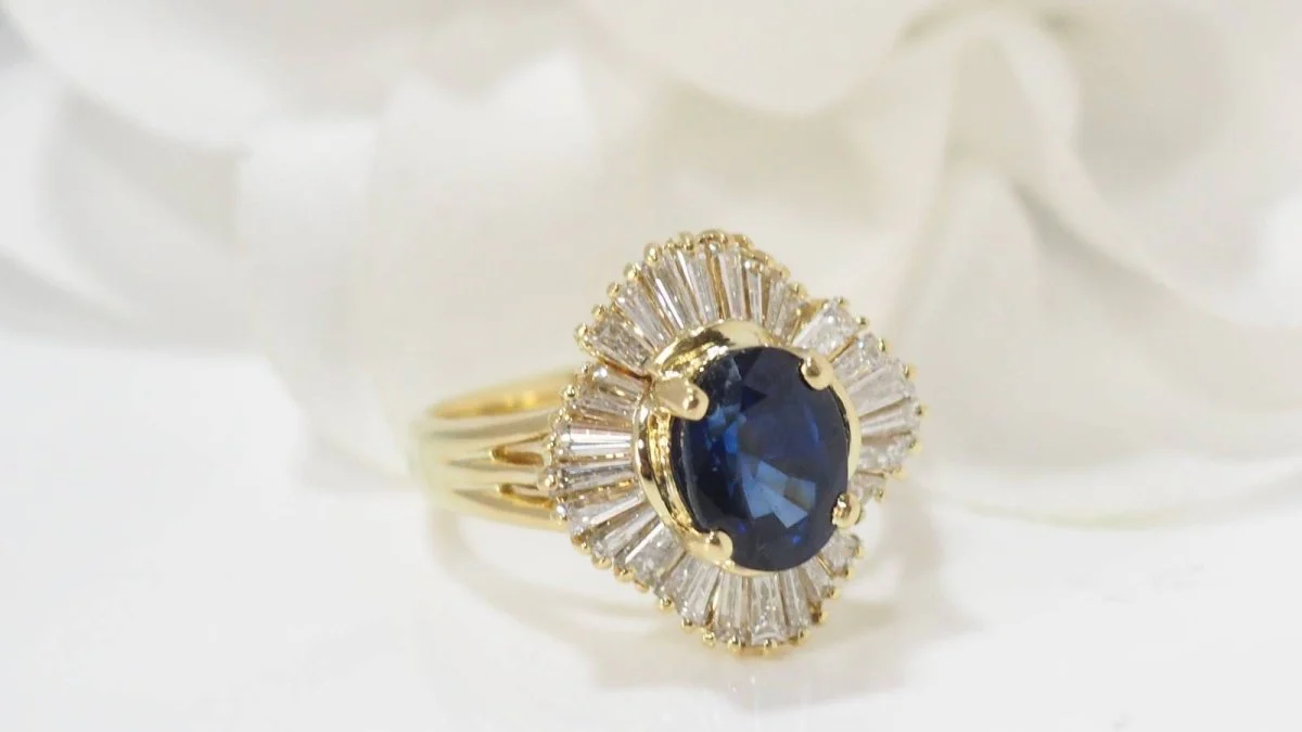 Bague Jupe en or jaune, Saphir ovale et diamants - Image 4