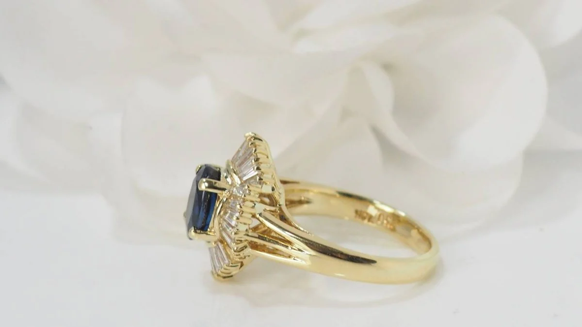 Bague Jupe en or jaune, Saphir ovale et diamants - Image 5