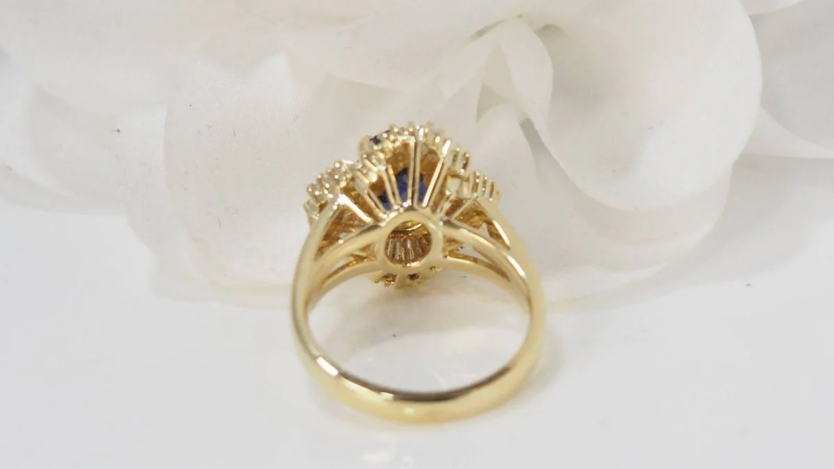 Bague Jupe en or jaune, Saphir ovale et diamants - Image 6