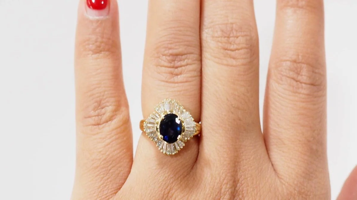 Bague Jupe en or jaune, Saphir ovale et diamants - Image 7