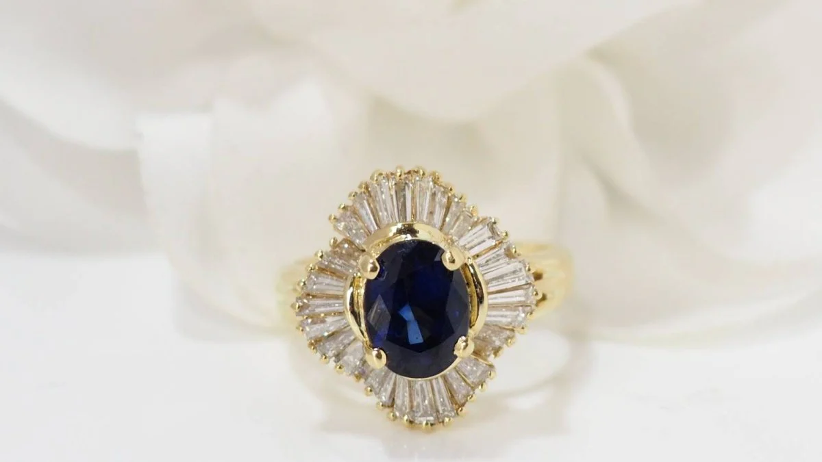 Bague Jupe en or jaune, Saphir ovale et diamants - Image 8