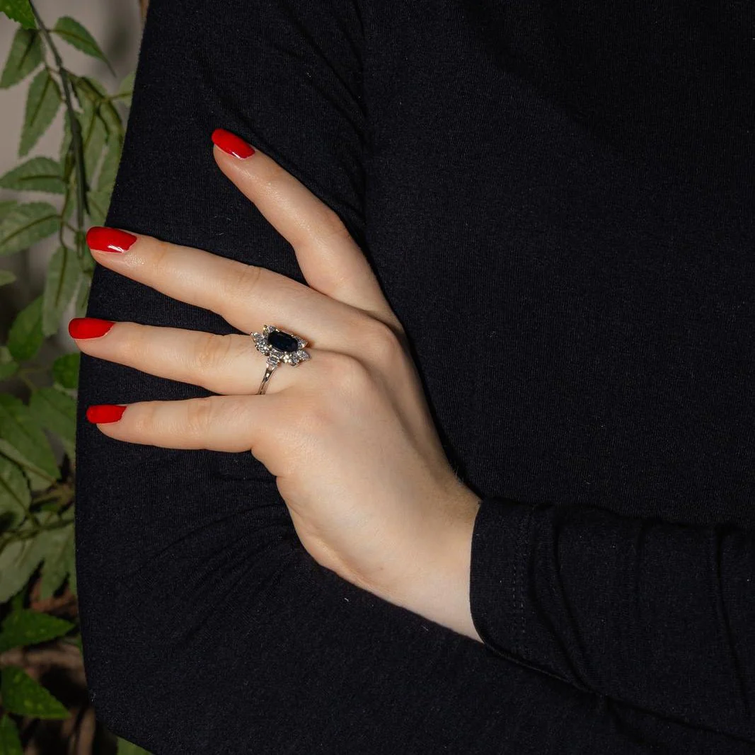 Bague Entourage en or blanc, saphir et diamants - Image 2