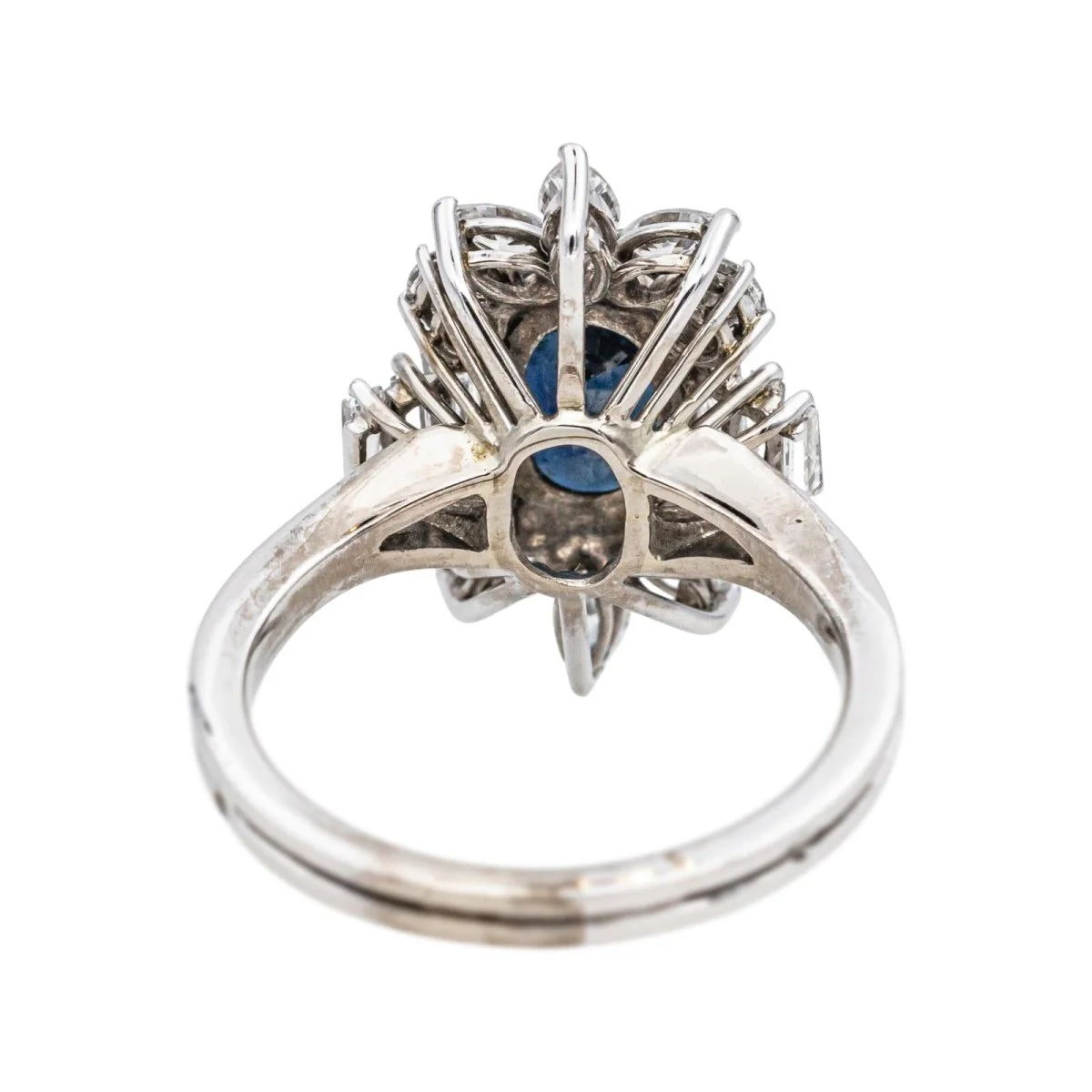 Bague Entourage en or blanc, saphir et diamants - Image 5