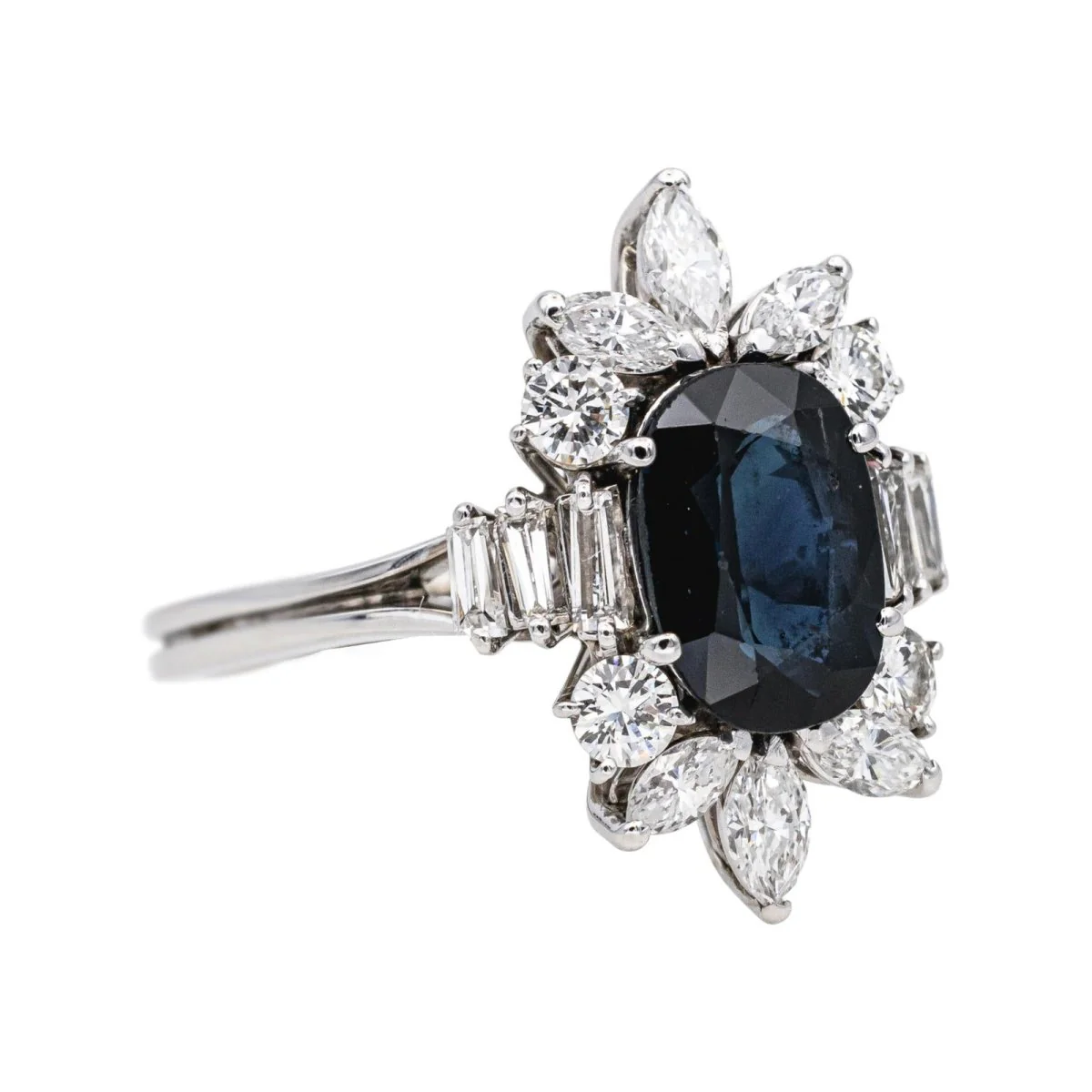 Bague Entourage en or blanc, saphir et diamants - Image 6