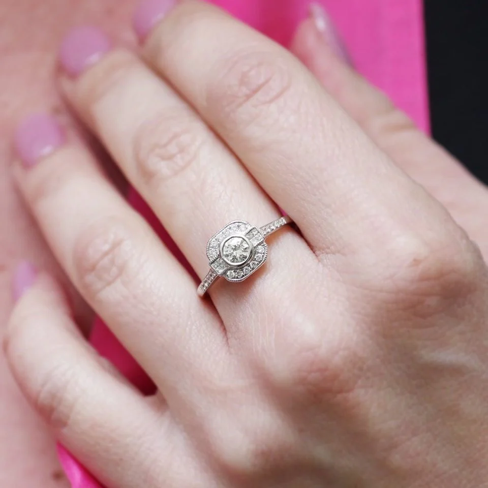 Bague Solitaire en or blanc et diamants - Image 2