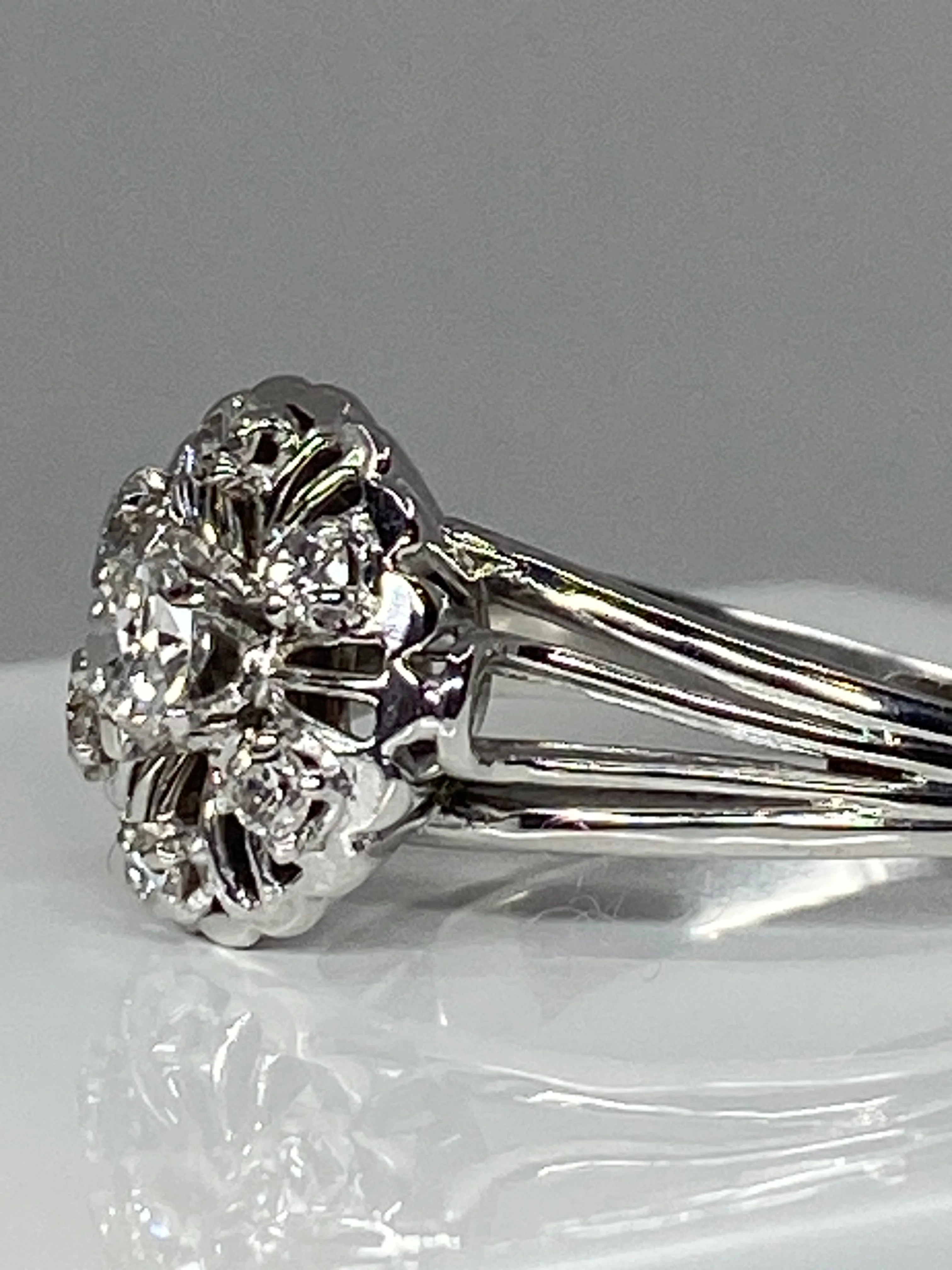 Bague ronde en or 18 carats marguerite sertie de 7 diamants de taille brillant - Image 8
