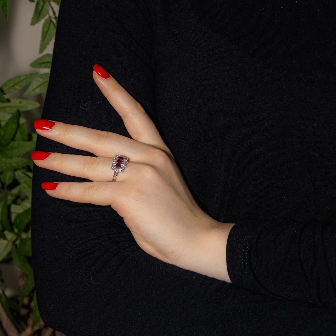 Bague Trilogie en or blanc, rubis et diamants - Image 2