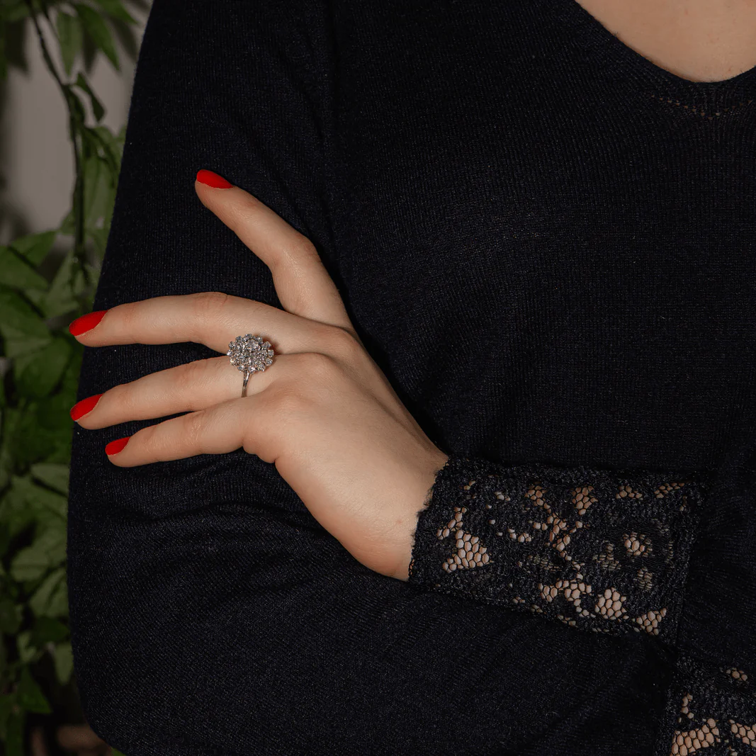 Bague Marguerite en or blanc et diamants - Image 2