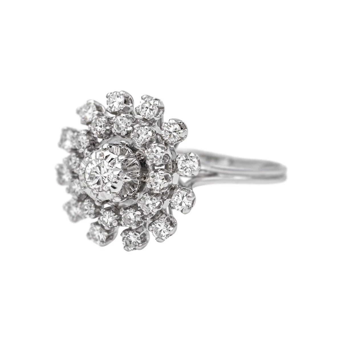 Bague Marguerite en or blanc et diamants - Image 3