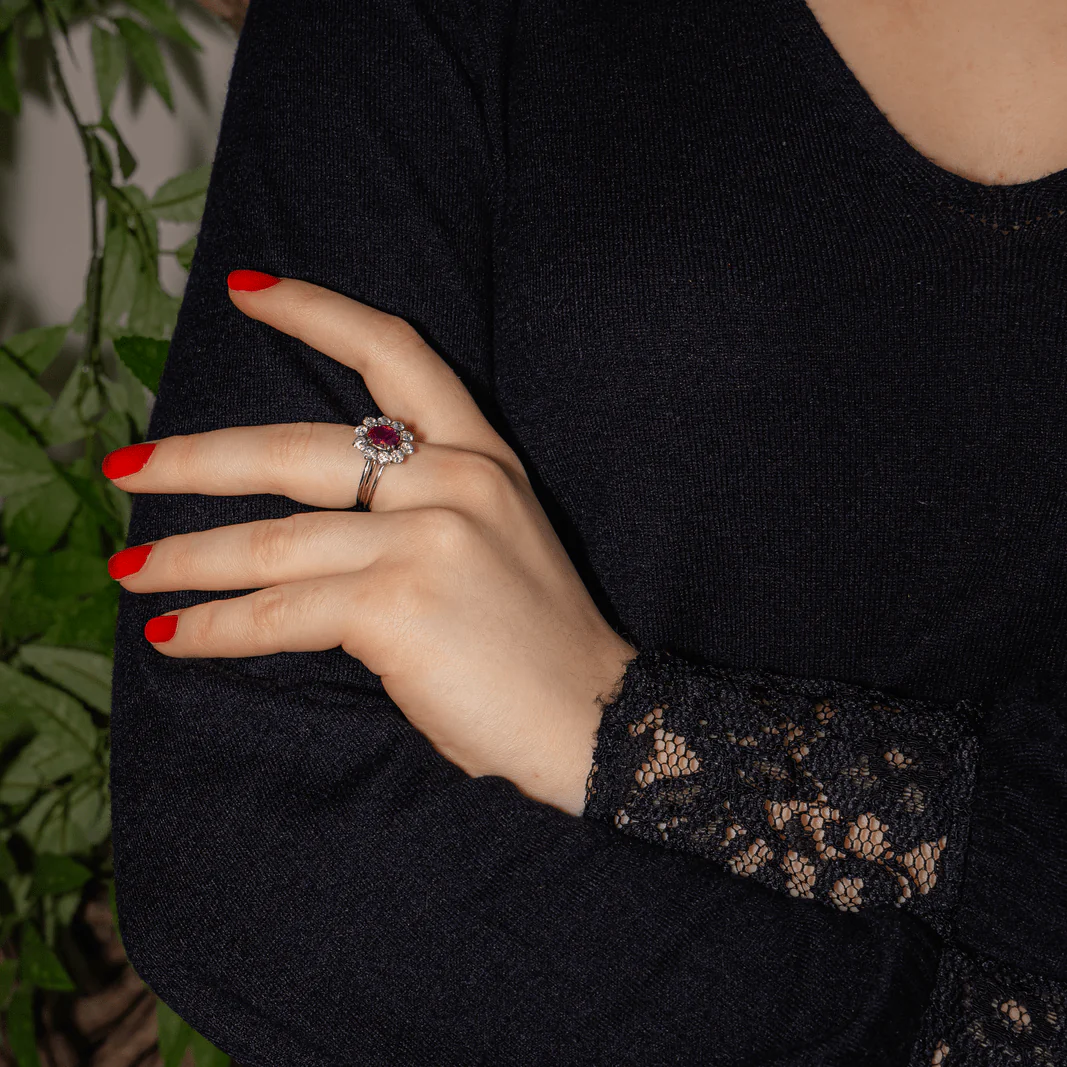 Bague Marguerite en or blanc, platine, rubis et diamants - Image 2