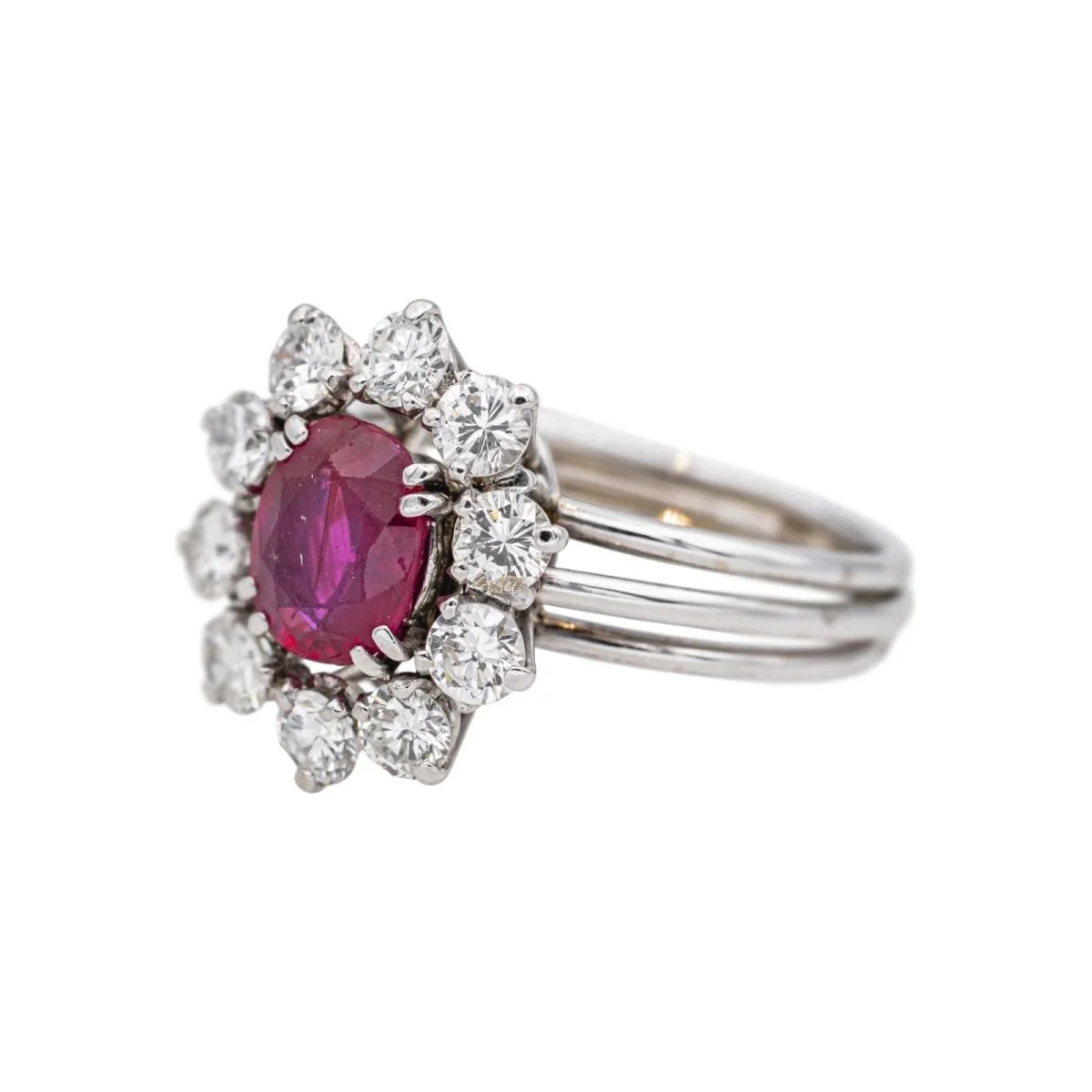 Bague Marguerite en or blanc, platine, rubis et diamants - Image 3